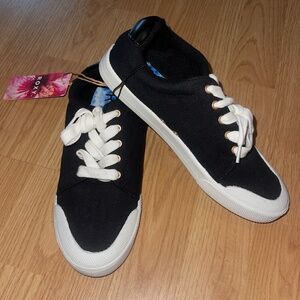 NWT Roxy Women’s Black and White Pierview Lace Up Low Top Shoes Size 6
